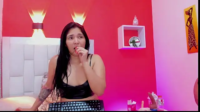 Snapshot of TwoForyouX chatting on October 2025 11:43:02 AM TwoForyouX online show from October 2025 11:43:02 AM