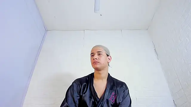 Marian Cristal online show from December 2025 12:48:01 AM