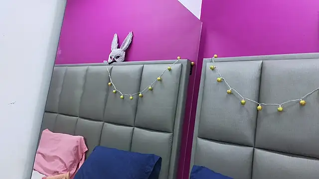 KimJStom online show from October 2025 01:23:01 PM