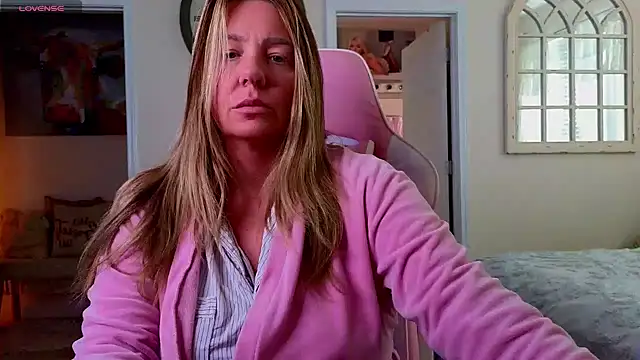 Snapshot of STIFFLERSMOMM chatting on October 2025 06:30:02 PM STIFFLERSMOMM online show from October 2025 06:30:02 PM