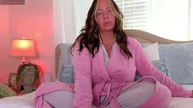 Snapshot of STIFFLERSMOMM chatting on October 2025 02:13:01 PM STIFFLERSMOMM online show from October 2025 02:13:01 PM