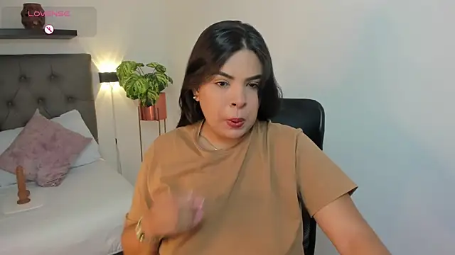 daniela crozee  online show from November 2025 02:00:02 AM