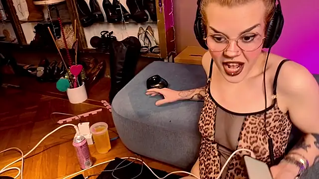 Snapshot of tacodeluxxxe chatting on September 2025 11:44:02 PM tacodeluxxxe online show from September 2025 11:44:02 PM