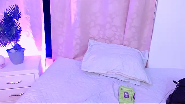 Snapshot of dreams_girl chatting on September 2025 02:49:01 AM dreams girl online show from September 2025 02:49:01 AM