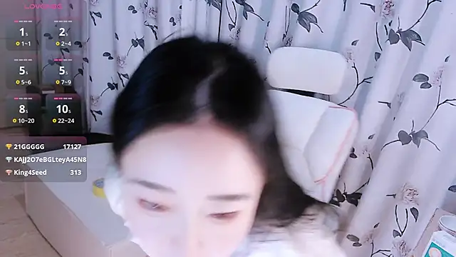 Snapshot of Niannian- chatting on November 2025 06:08:01 PM Niannian- online show from November 2025 06:08:01 PM