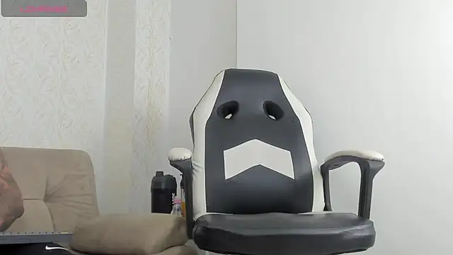 MaximoHall86 online show from October 2025 12:52:01 PM