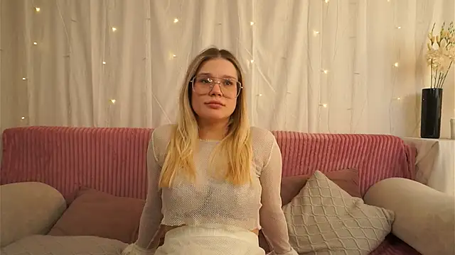 Snapshot of LisaRiza chatting on October 2025 08:04:01 AM LisaRiza online show from October 2025 08:04:01 AM