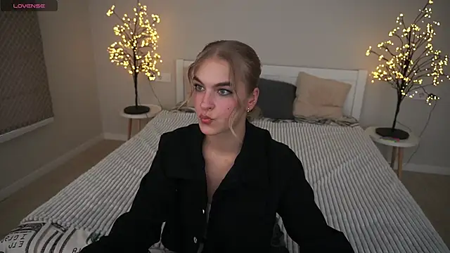 AlinaLiii online show from November 2025 01:39:02 PM