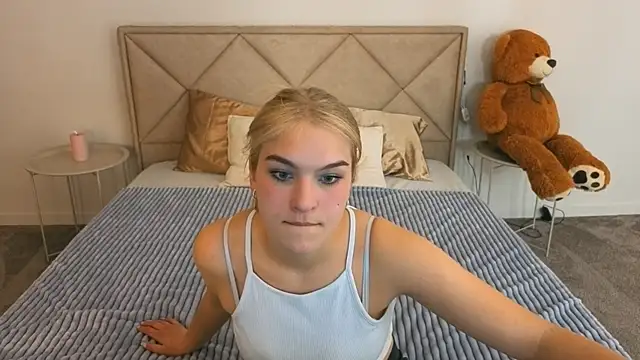 AlinaLiii online show from April 2026 06:47:02 PM