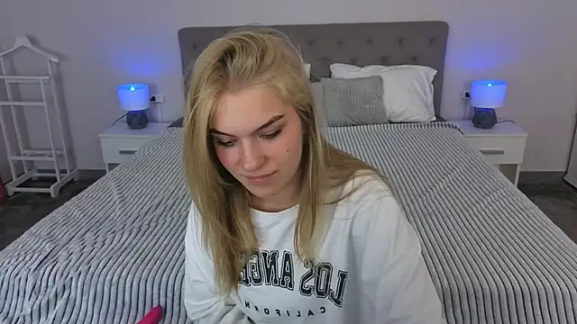 AlinaLiii online show from April 2026 07:51:02 PM