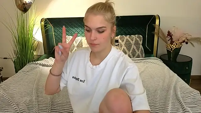 AlinaLiii online show from May 2026 07:39:02 PM