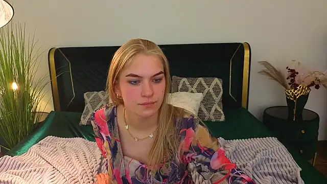 AlinaLiii online show from April 2026 01:04:02 PM