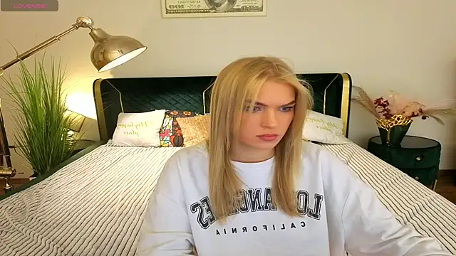 AlinaLiii online show from April 2026 06:59:01 PM