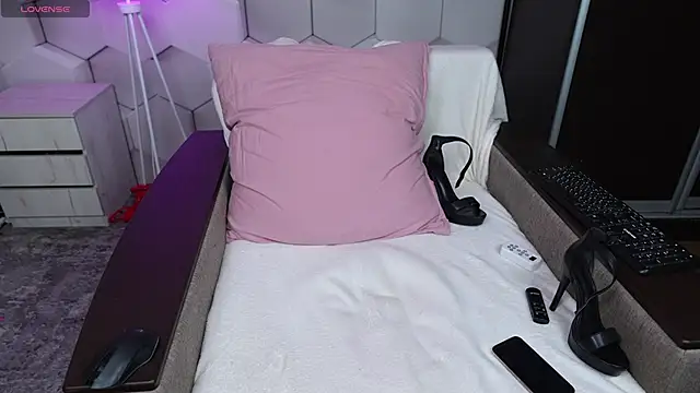 HottieEmma online show from December 2025 12:05:01 PM