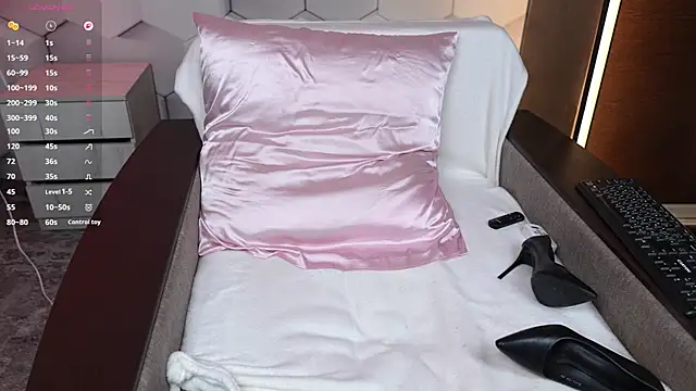 HottieEmma online show from April 2026 12:22:01 PM