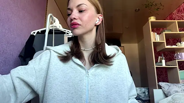 SofiaSmiles online show from September 2025 05:03:01 AM
