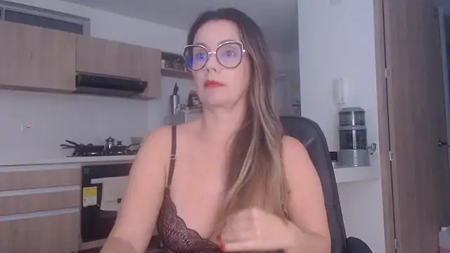 LovePaula online show from June 2026 11:04:02 AM