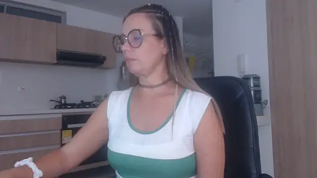 Snapshot of LovePaula chatting on October 2025 01:46:02 AM LovePaula online show from October 2025 01:46:02 AM