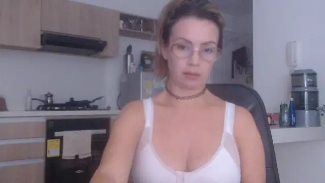 Snapshot of LovePaula chatting on December 2025 12:48:01 AM LovePaula online show from December 2025 12:48:01 AM