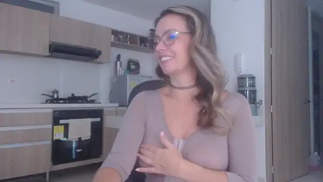 Snapshot of LovePaula chatting on December 2025 11:49:01 AM LovePaula online show from December 2025 11:49:01 AM