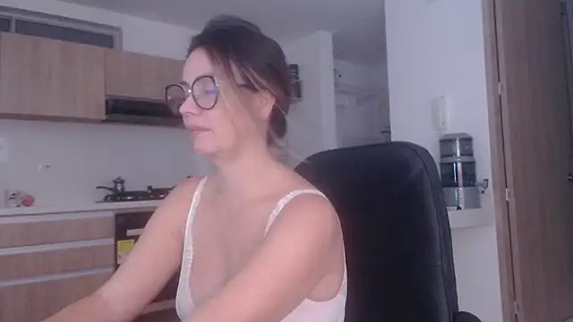 LovePaula online show from June 2026 12:28:01 AM