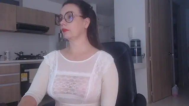 LovePaula online show from July 2026 12:43:01 AM