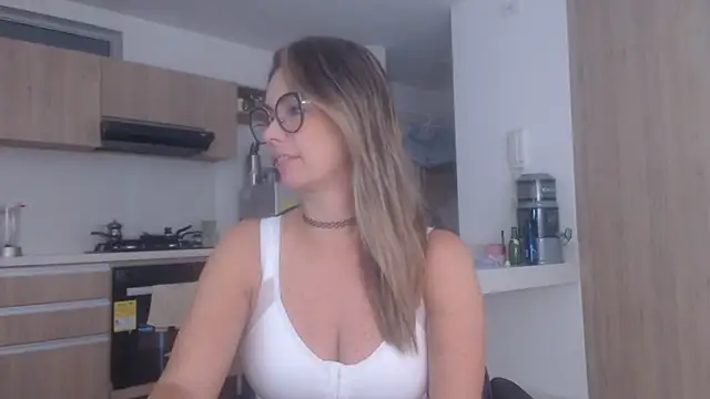 Snapshot of LovePaula chatting on November 2025 11:25:02 AM LovePaula online show from November 2025 11:25:02 AM