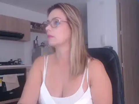 Snapshot of LovePaula chatting on February 2025 12:16:02 PM LovePaula online show from February 2025 12:16:02 PM