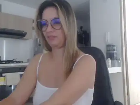 Snapshot of LovePaula chatting on March 2025 03:48:02 PM LovePaula online show from March 2025 03:48:02 PM