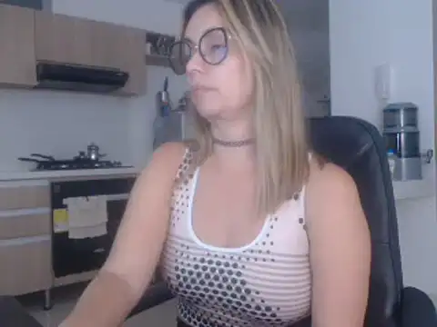 Snapshot of LovePaula chatting on February 2025 02:06:02 AM LovePaula online show from February 2025 02:06:02 AM