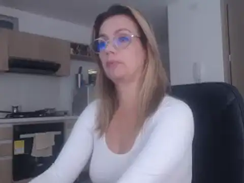 Snapshot of LovePaula chatting on March 2025 11:45:01 AM LovePaula online show from March 2025 11:45:01 AM