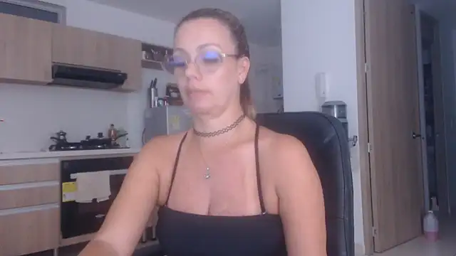 Snapshot of LovePaula chatting on October 2025 12:09:01 AM LovePaula online show from October 2025 12:09:01 AM