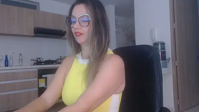 LovePaula online show from June 2026 11:43:01 AM