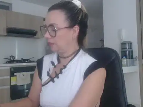 Snapshot of LovePaula chatting on February 2025 02:01:01 PM LovePaula online show from February 2025 02:01:01 PM