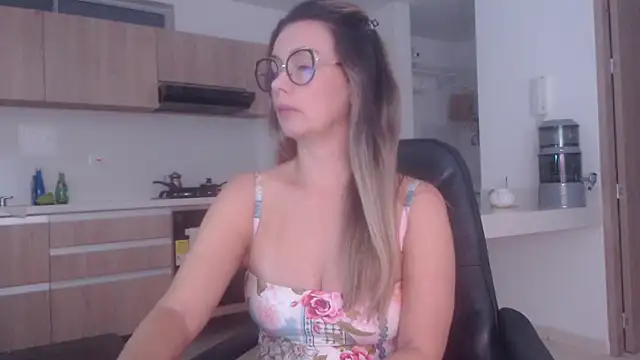 LovePaula online show from March 2026 01:07:01 AM