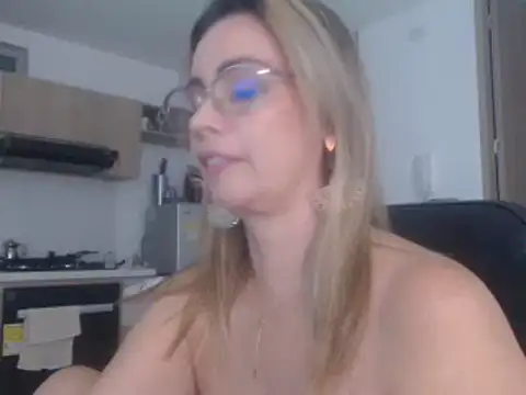 Snapshot of LovePaula chatting on March 2025 01:14:01 AM LovePaula online show from March 2025 01:14:01 AM