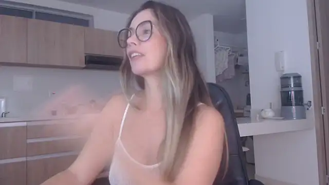 LovePaula online show from April 2026 10:31:01 AM