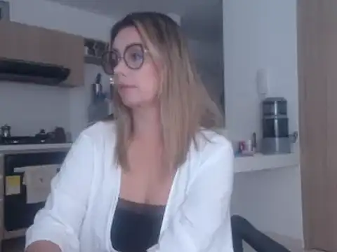 Snapshot of LovePaula chatting on March 2025 09:02:02 AM LovePaula online show from March 2025 09:02:02 AM