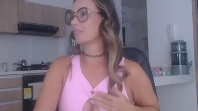 Snapshot of LovePaula chatting on November 2025 12:26:01 PM LovePaula online show from November 2025 12:26:01 PM