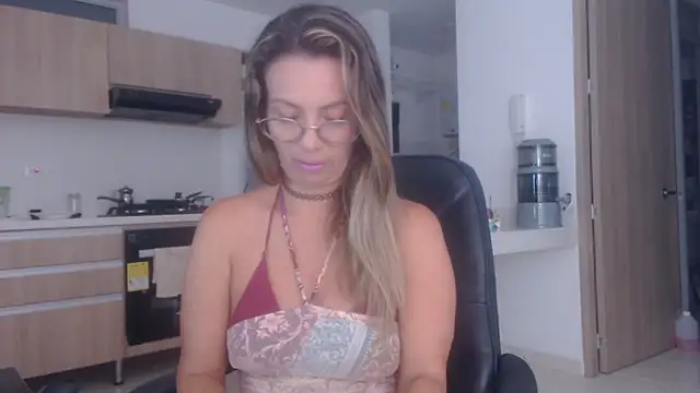 Snapshot of LovePaula chatting on November 2025 09:57:02 PM LovePaula online show from November 2025 09:57:02 PM