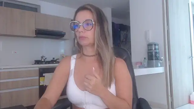 Snapshot of LovePaula chatting on December 2025 11:56:02 AM LovePaula online show from December 2025 11:56:02 AM