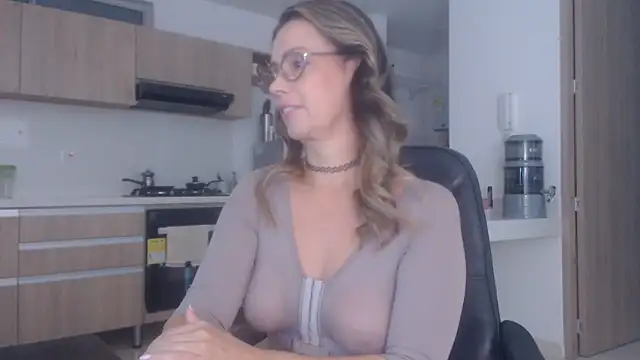 Snapshot of LovePaula chatting on December 2025 11:38:02 AM LovePaula online show from December 2025 11:38:02 AM