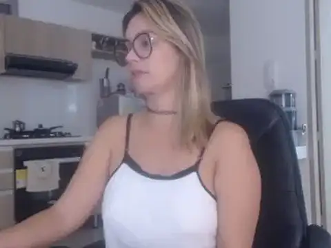 Snapshot of LovePaula chatting on February 2025 12:15:02 PM LovePaula online show from February 2025 12:15:02 PM