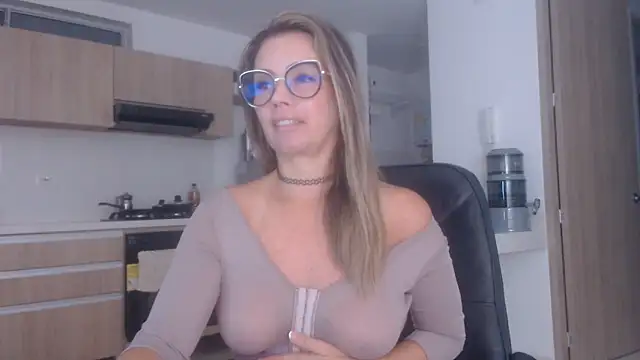 Snapshot of LovePaula chatting on October 2025 11:09:01 AM LovePaula online show from October 2025 11:09:01 AM