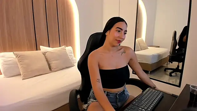 olivia willoow online show from December 2025 03:24:02 AM