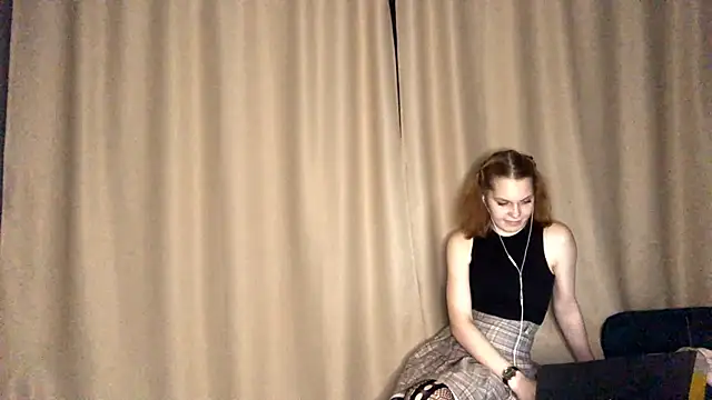 FoxLina online show from October 2025 07:47:02 PM