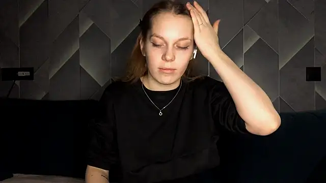 FoxLina online show from October 2025 07:36:02 PM