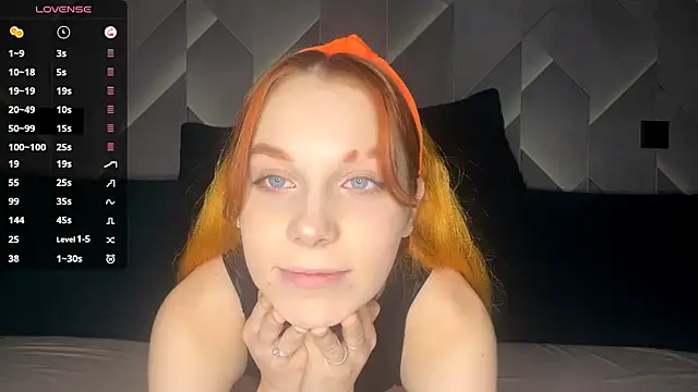 FoxLina online show from December 2025 07:57:01 PM