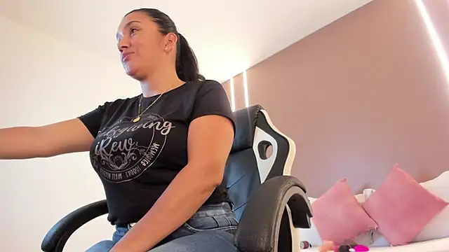 Snapshot of zoee_zi chatting on February 2026 07:43:01 PM zoee zi online show from February 2026 07:43:01 PM