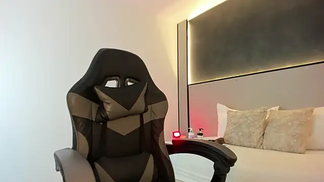 Snapshot of zoee_zi chatting on November 2025 07:03:03 PM zoee zi online show from November 2025 07:03:03 PM